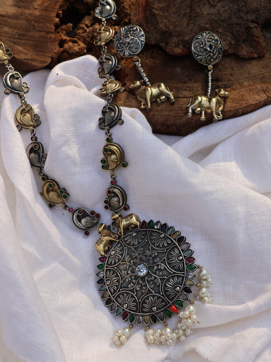 Kaama statement necklace with earrings