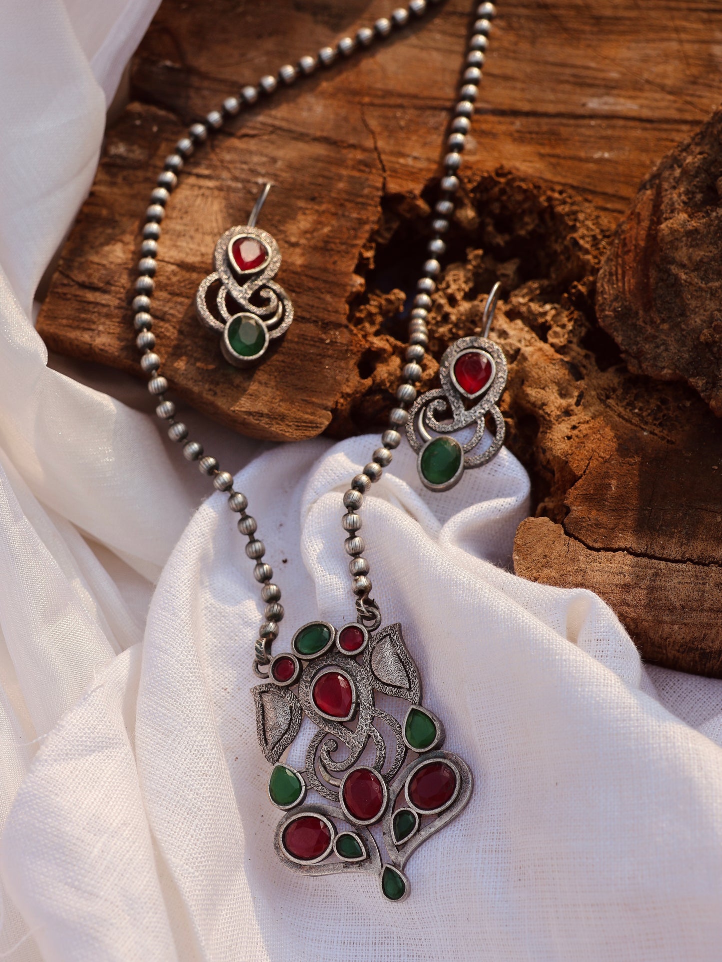 Vikata necklace with earrings