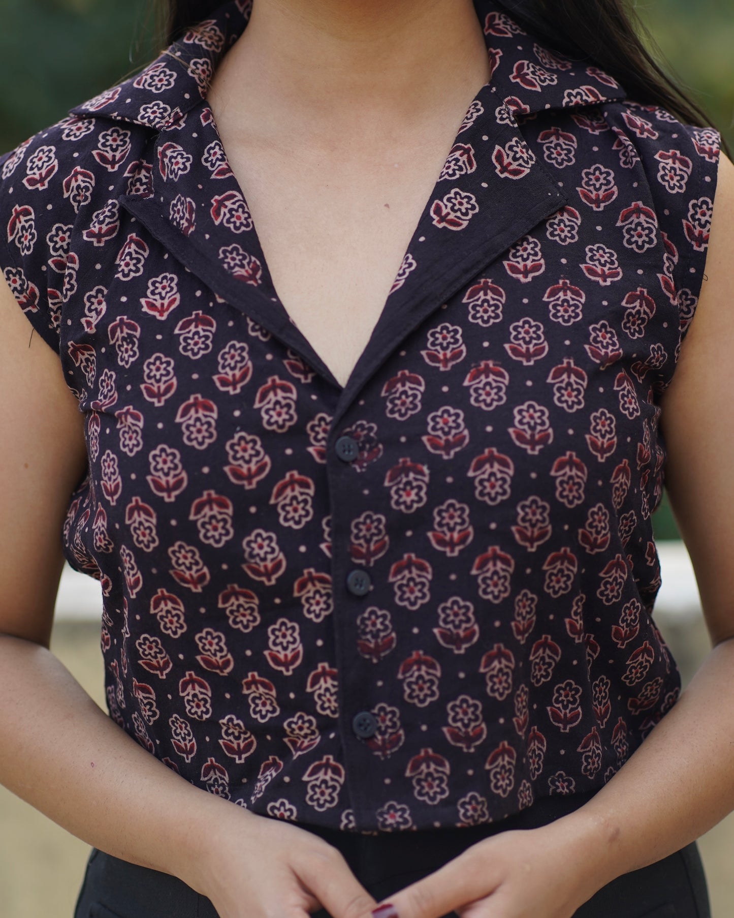 Shakti sleeveless shirt